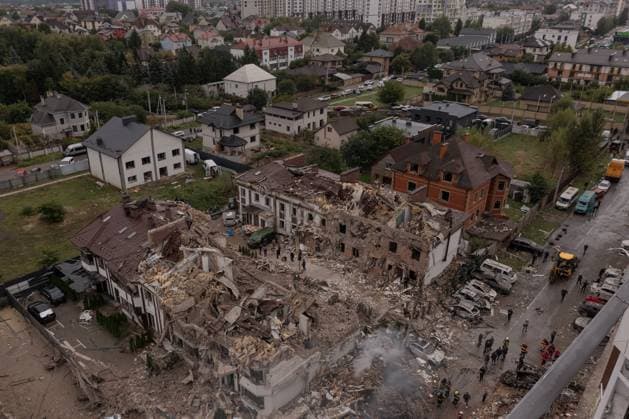 Bilder des Jahres 2025, News September 09 News Bilder des Tages September 28, 2025: The destruction of a residential territory after a massive missile attack that struck Kyiv, Ukraine on the early hours of September 28, 2025. - ZUMAj167 20250928_zip_j167_016 Copyright: xSvetxJacquelinex