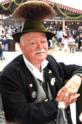 Dr Peter Gauweiler MdB a.D Muenchen 28.09.2025 Theresienwiese Oktoberfest Standkonzert der Wiesnkapellen unter der Bavaria Gaeste im Loewenbraeu Festzelt Dachgarten Muenchen *** Dr Peter Gauweiler MdB a D Munich 28 09 2025 Theresienwiese Oktoberfest Stand concert of the Wiesnkapellen under the Bavaria Gaeste in the Loewenbraeu Festzelt Dachgarten Muenchen