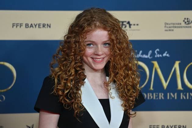 Alexa Goodall (Schauspielerin), Einzelbild,angeschnittenes Einzelmotiv,Portraet,Portrait,Porträt. Filmpremiere MOMO am 128.09.2025 im Mathaeser Kino in Muenchen.