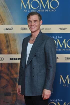 David SCHUETTER (Schauspieler), Einzelbild,angeschnittenes Einzelmotiv,Halbfigur,halbe Figur. Filmpremiere MOMO am 128.09.2025 im Mathaeser Kino in Muenchen.