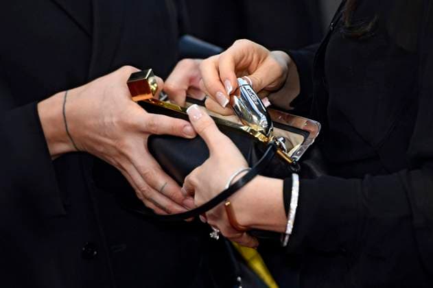 Handtasche von Ruby O. Fee bei der Premiere des Kinofilms Das Leben der Wünsche auf dem 33. Filmfest Hamburg 2025 im Cinemaxx Dammtor. Hamburg, 28.09.2025
