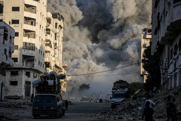 News Bilder des Tages Israeli attacks on Gaza continue GAZA CITY, GAZA - SEPTEMBER 28: Smoke rises after Israeli airstrikes hit a multi-story building named Mekke in the Southern Rimal neighborhood in Gaza City, Gaza, on September 28, 2025. Saeed M. M. T. Jaras Anadolu Gaza Gaza. Editorial use only. Please get in touch for any other usage.  Copyright: x2025xAnadoluxSaeedxM.xM.xT.xJarasx