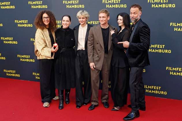 Malika Rabahallah, Verena Altenberger, Luise Heyer, Matthias Schweighöfer, Ruby O. Fee und Erik Schmitt bei der Premiere des Kinofilms Das Leben der Wünsche auf dem 33. Filmfest Hamburg 2025 im Cinemaxx Dammtor. Hamburg, 28.09.2025
