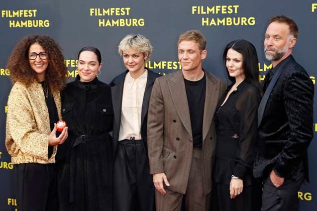 Malika Rabahallah, Verena Altenberger, Luise Heyer, Matthias Schweighöfer, Ruby O. Fee und Erik Schmitt bei der Premiere des Kinofilms Das Leben der Wünsche auf dem 33. Filmfest Hamburg 2025 im Cinemaxx Dammtor. Hamburg, 28.09.2025