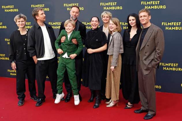 Tom Böttcher, Johannes Louis, Anton Landau, Erik Schmitt, Verena Altenberger, Luise Heyer, Luise Landau, Ruby O. Fee und Matthias Schweighöfer bei der Premiere des Kinofilms Das Leben der Wünsche auf dem 33. Filmfest Hamburg 2025 im Cinemaxx Dammtor. Hamburg, 28.09.2025
