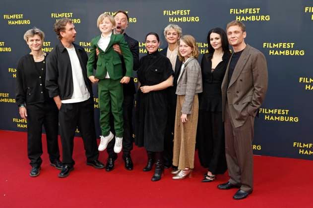 Tom Böttcher, Johannes Louis, Anton Landau, Erik Schmitt, Verena Altenberger, Luise Heyer, Luise Landau, Ruby O. Fee und Matthias Schweighöfer bei der Premiere des Kinofilms Das Leben der Wünsche auf dem 33. Filmfest Hamburg 2025 im Cinemaxx Dammtor. Hamburg, 28.09.2025