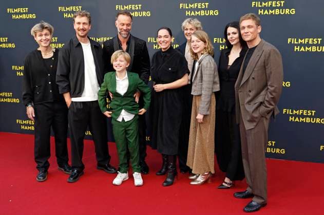 Tom Böttcher, Johannes Louis, Anton Landau, Erik Schmitt, Verena Altenberger, Luise Heyer, Luise Landau, Ruby O. Fee und Matthias Schweighöfer bei der Premiere des Kinofilms Das Leben der Wünsche auf dem 33. Filmfest Hamburg 2025 im Cinemaxx Dammtor. Hamburg, 28.09.2025