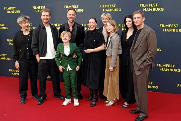 Tom Böttcher, Johannes Louis, Anton Landau, Erik Schmitt, Verena Altenberger, Luise Heyer, Luise Landau, Ruby O. Fee und Matthias Schweighöfer bei der Premiere des Kinofilms Das Leben der Wünsche auf dem 33. Filmfest Hamburg 2025 im Cinemaxx Dammtor. Hamburg, 28.09.2025