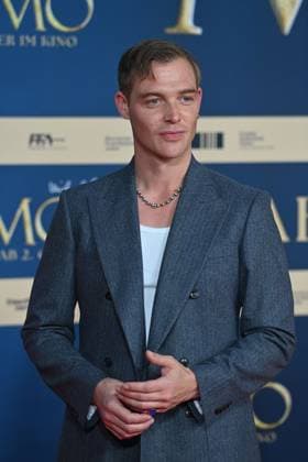 David SCHUETTER (Schauspieler), Einzelbild,angeschnittenes Einzelmotiv,Halbfigur,halbe Figur. Filmpremiere MOMO am 128.09.2025 im Mathaeser Kino in Muenchen.