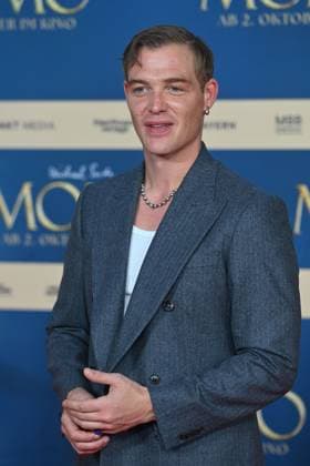 David SCHUETTER (Schauspieler), Einzelbild,angeschnittenes Einzelmotiv,Halbfigur,halbe Figur. Filmpremiere MOMO am 128.09.2025 im Mathaeser Kino in Muenchen.