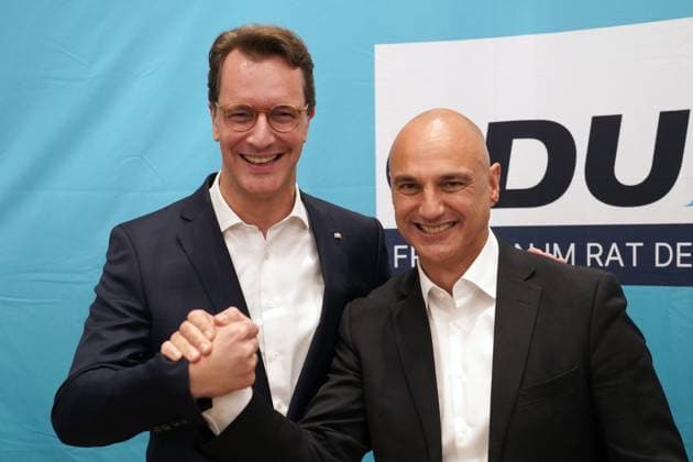 News Bilder des Tages Dortmund, 28.9.2025: Alexander Omar Kalouti (rechts, CDU) hat die Stichwahl um das Amt des Dortmunder Oberbürgermeisters gegen den bisherigen OB Thomas Westphal (SPD) gewonnen. NRW-Ministerpräsident Hendrik Wüst gratuliert ihm zum Wahlsieg *** Dortmund, 28 9 2025 Alexander Omar Kalouti right, CDU has won the run-off election for the office of Mayor of Dortmund against the incumbent Mayor Thomas Westphal SPD NRW Minister President Hendrik Wüst congratulates him on his election victory