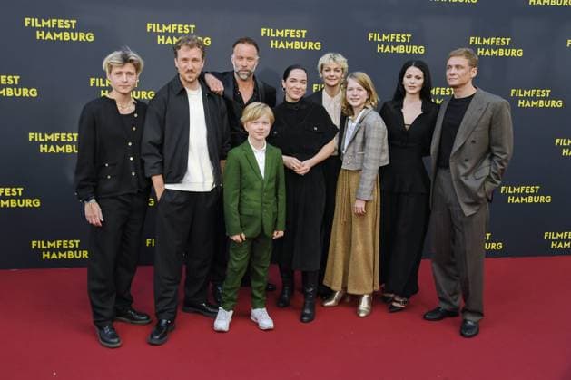 Director Erik Schmitt (3 von links), mit den Schauspieler Tom Bötcher (l-r), Johannes Louis, Anton Landau, Verena Altenberger, Luise Heyer, Luise Landau, Ruby O. Fee und Matthias Schweighöfer bei der Premiere Das Leben der Wünsche im Rahmen des Filmfest Hamburg in Hamburgam 28.09.2025