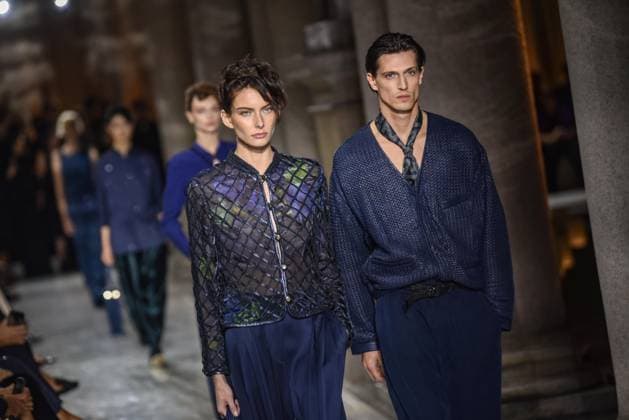Bilder des Jahres 2025, Entertainment 09 September Entertainment Bilder des Tages September 28, 2025, Milan, Italy: A model wearing an outfit with a portrait of Giorgio Armani is pictured before the Giorgio Armani collection show at Milan s Fashion Week Womenswear Spring Summer 2026, at the Pinacoteca di Brera Museum on September 28, 2025 in Milan. ANSA MATTEO CORNER Milan Italy  - ZUMAa110 20250928_zaf_a110_064 Copyright: xMatteoxCornerx