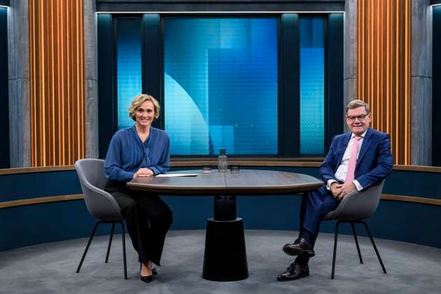 im Bild v.l.: Caren Miosga, Johann Wadephul, Bundesminister des Auswaertigen, CDU, GER, Berlin, Studio, zu Gast bei - Caren Miosga, Polittalk, TV, Format, mit Moderatorin, Das Erste, aus Adlershof - am Studio 20, Thema: Braucht Deutschland eine neue Aussenpolitik, Herr Wadephul? Wie viel Spielraum bleibt der Bundesregierung zwischen historischer Verantwortung, aktuellen Krisen und dem Anspruch, Europa zu einen, 28.09.2025, *** in the picture from l Caren Miosga, Johann Wadephul, Federal Minister of Foreign Affairs, CDU, GER, Berlin, Studio, guest of Caren Miosga, Polittalk, TV, format, with presenter, Das Erste, from Adlershof at Studio 20, topic Does Germany need a new foreign policy, Mr. Wadephul How much leeway remains for the federal Copyright: HMBxMedia UwexKoch