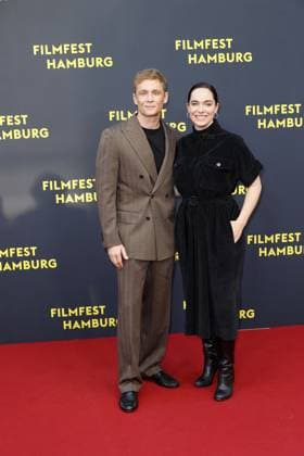 Matthias Schweighoefer und Verena Altenberger bei der Das Leben der Wuensche Film Premiere am 28.09.2025 im Rahmen vom 33. Filmfest in Hamburg Matthias Schweighoefer & Ruby O. Fee - Das Leben der Wuensche feiert Premiere beim Filmfest in Hamburg