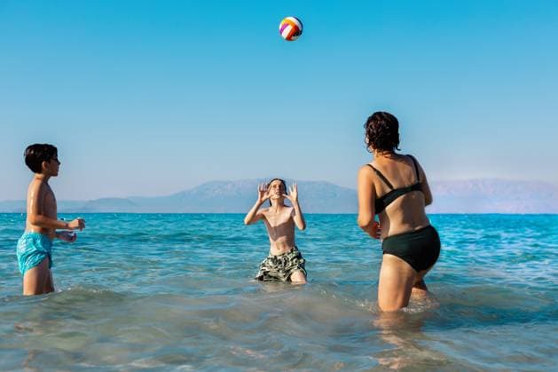 MR_ID31310_22608_CinarCalen.jpg, MR_ID31310_22609_BaharCalen.jpg, MR_ID31310_22610_SelimCakir.jpg A woman and two boys enjoy a lively game of volleyball in the sea. The summer sun shines brightly, creating a perfect setting for holiday fun and water sports Model Released Selena3726_ID31310_1064684_004 Copyright: xSelena3726x RECORD DATE NOT STATED