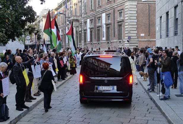 Brera District protesters gathered to protest Free Gaza before the Giorgio Armani fashion show at the entrance gate for the numerous VIP guests invited in a black van.  Copyright: xLucaxPontix xipa-agency.netx xLucaxPonti xIpaxagencyx IPA_Agency_IPA65897597