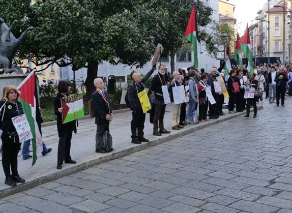 Brera District protesters gathered to protest Free Gaza before the Giorgio Armani fashion show at the entrance gate for the numerous VIP guests invited in a black van.  Copyright: xLucaxPontix xipa-agency.netx xLucaxPonti xIpaxagencyx IPA_Agency_IPA65897629