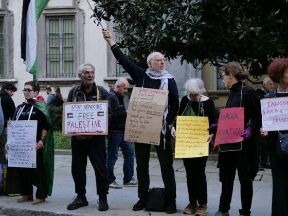 Milan, Milan Italy, Italy: Brera District protesters gathered to protest Free Gaza before the Giorgio Armani fashion show at the entrance gate for the numerous VIP guests invited in a black van. Milan Italy  - ZUMAp169 20250928_zea_p169_945 Copyright: xLucaxPontix