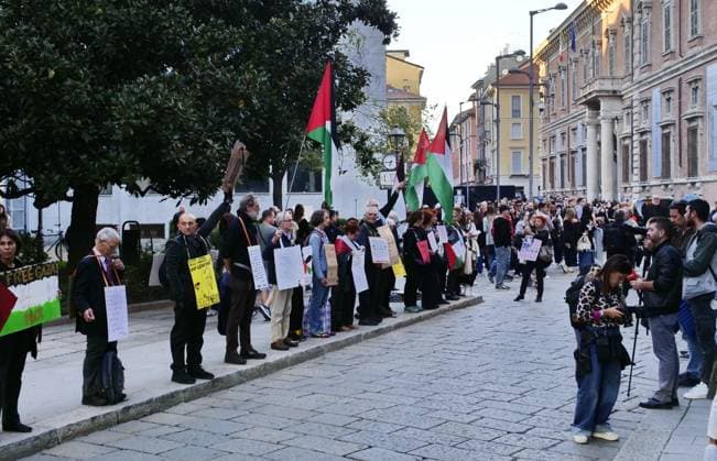 Milan, Milan Italy, Italy: Brera District protesters gathered to protest Free Gaza before the Giorgio Armani fashion show at the entrance gate for the numerous VIP guests invited in a black van. Milan Italy  - ZUMAp169 20250928_zea_p169_950 Copyright: xLucaxPontix