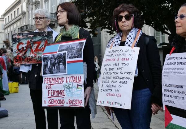 Milan, Milan Italy, Italy: Brera District protesters gathered to protest Free Gaza before the Giorgio Armani fashion show at the entrance gate for the numerous VIP guests invited in a black van. Milan Italy  - ZUMAp169 20250928_zea_p169_951 Copyright: xLucaxPontix