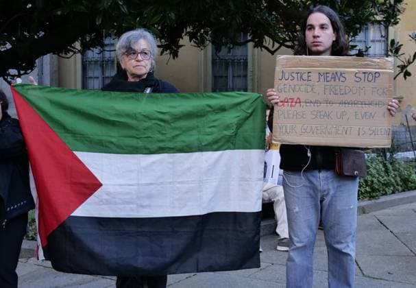 Milan, Milan Italy, Italy: Brera District protesters gathered to protest Free Gaza before the Giorgio Armani fashion show at the entrance gate for the numerous VIP guests invited in a black van. Milan Italy  - ZUMAp169 20250928_zea_p169_952 Copyright: xLucaxPontix