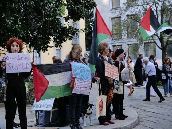 Milan, Milan Italy, Italy: Brera District protesters gathered to protest Free Gaza before the Giorgio Armani fashion show at the entrance gate for the numerous VIP guests invited in a black van. Milan Italy  - ZUMAp169 20250928_zea_p169_954 Copyright: xLucaxPontix