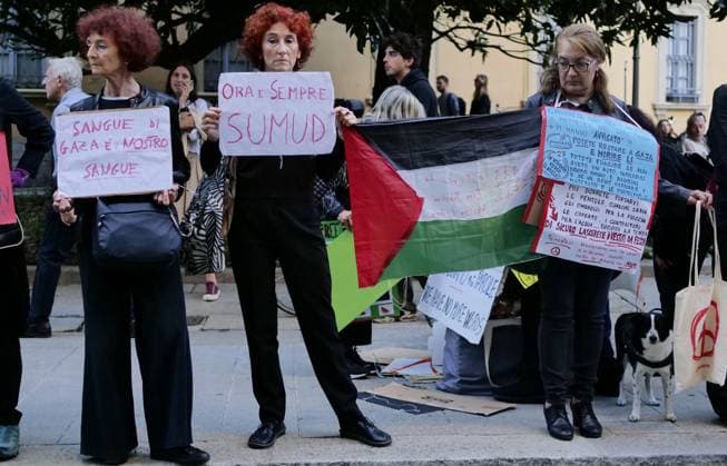 Milan, Milan Italy, Italy: Brera District protesters gathered to protest Free Gaza before the Giorgio Armani fashion show at the entrance gate for the numerous VIP guests invited in a black van. Milan Italy  - ZUMAp169 20250928_zea_p169_955 Copyright: xLucaxPontix