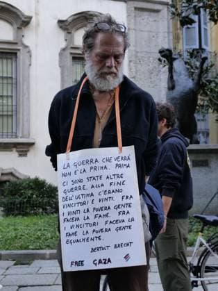 Milan, Milan Italy, Italy: Brera District protesters gathered to protest Free Gaza before the Giorgio Armani fashion show at the entrance gate for the numerous VIP guests invited in a black van. Milan Italy  - ZUMAp169 20250928_zea_p169_956 Copyright: xLucaxPontix