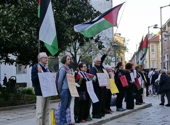 Milan, Milan Italy, Italy: Brera District protesters gathered to protest Free Gaza before the Giorgio Armani fashion show at the entrance gate for the numerous VIP guests invited in a black van. Milan Italy  - ZUMAp169 20250928_zea_p169_957 Copyright: xLucaxPontix