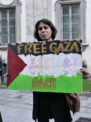 Milan, Milan Italy, Italy: Brera District protesters gathered to protest Free Gaza before the Giorgio Armani fashion show at the entrance gate for the numerous VIP guests invited in a black van. Milan Italy  - ZUMAp169 20250928_zea_p169_958 Copyright: xLucaxPontix