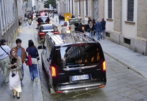 Milan, Milan Italy, Italy: Brera District protesters gathered to protest Free Gaza before the Giorgio Armani fashion show at the entrance gate for the numerous VIP guests invited in a black van. Milan Italy  - ZUMAp169 20250928_zea_p169_966 Copyright: xLucaxPontix
