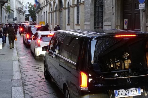 Milan, Milan Italy, Italy: Brera District protesters gathered to protest Free Gaza before the Giorgio Armani fashion show at the entrance gate for the numerous VIP guests invited in a black van. Milan Italy  - ZUMAp169 20250928_zea_p169_967 Copyright: xLucaxPontix