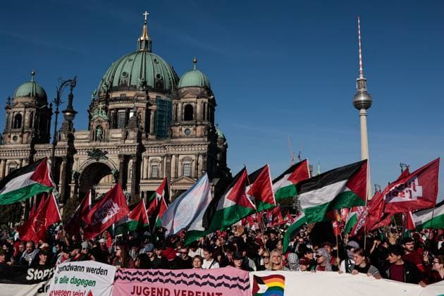 Bilder des Jahres 2025, News September 09 September 27, 2025, Berlin, Germany: Protesters hold banners and Palestinian Flags during the demonstration. Around 60,000 100,000 people marched in Berlin under the slogans All Eyes on Gaza and Stop the Genocide, demanding a ceasefire, peace talks, and an end to German arms exports to Israel. Protesters carried Palestinian flags and banners, while police deployed 1,800 officers to maintain order. Organizers accused the German government of supporting Israel™s actions in Gaza, which they described as genocide. Smaller counter-demonstrations also took place, including pro-Israel rallies. Berlin Germany - ZUMAs197 20250927_aaa_s197_567 Copyright: xVasilyxKrestyaninovx