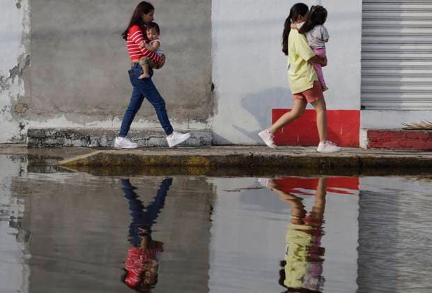 Rains Cause Severe Damage In The Tlahuac Municipality, Mexico City Pedestrians walk through flooded streets in the southern end of the Tlahuac borough of Mexico City, Mexico, on September 28, 2025, after heavy rains hit the capital, causing serious damage in the area. Mexico City Mexico City Mexico  Copyright: xGerardoxVieyrax originalFilename: vieyra-notitle250928_npNFr.jpg