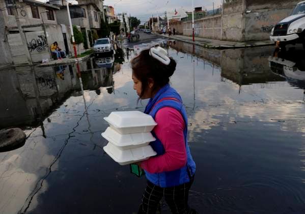 Bilder des Jahres 2025, News September 09 Rains Cause Severe Damage In The Tlahuac Municipality, Mexico City Pedestrians walk through flooded streets in the southern end of the Tlahuac borough of Mexico City, Mexico, on September 28, 2025, after heavy rains hit the capital, causing serious damage in the area. Mexico City Mexico City Mexico  Copyright: xGerardoxVieyrax originalFilename: vieyra-notitle250928_npS92.jpg