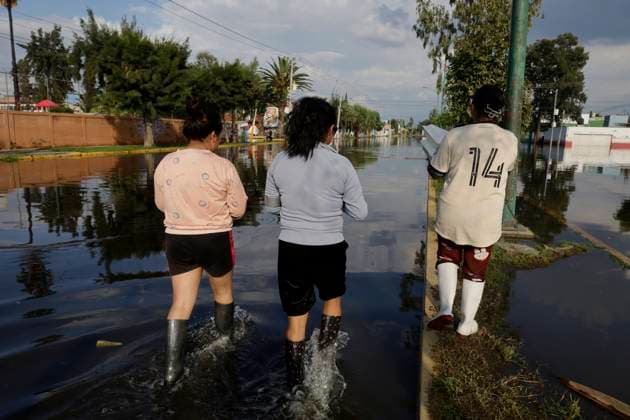 Rains Cause Severe Damage In The Tlahuac Municipality, Mexico City Pedestrians walk through flooded streets in the southern end of the Tlahuac borough of Mexico City, Mexico, on September 28, 2025, after heavy rains hit the capital, causing serious damage in the area. Mexico City Mexico City Mexico  Copyright: xGerardoxVieyrax originalFilename: vieyra-notitle250928_npTA4.jpg