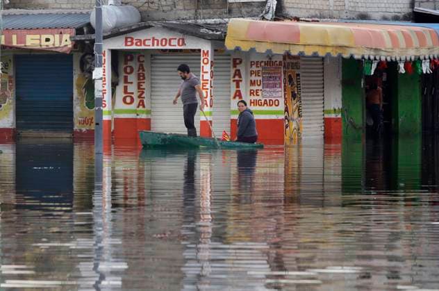 Rains Cause Severe Damage In The Tlahuac Municipality, Mexico City Two people are on a boat in flooded streets at the southern end of the Tlahuac borough in Mexico City, Mexico, on September 28, 2025, after heavy rains hit the capital, causing serious damage in the area. Mexico City Mexico City Mexico  Copyright: xGerardoxVieyrax originalFilename: vieyra-notitle250928_npkkb.jpg
