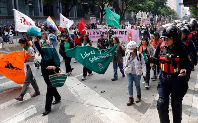 Women taking part during a rally to demand the decriminalization of abortion in Mexico at the Glorieta de las Mujeres que luchan at Reforma Avenue. on September 28, 2025, in Mexico City, Mexico. Mexico City Mexico - ZUMAe321 20250928_zia_e321_003 Copyright: xLuisxBarronx