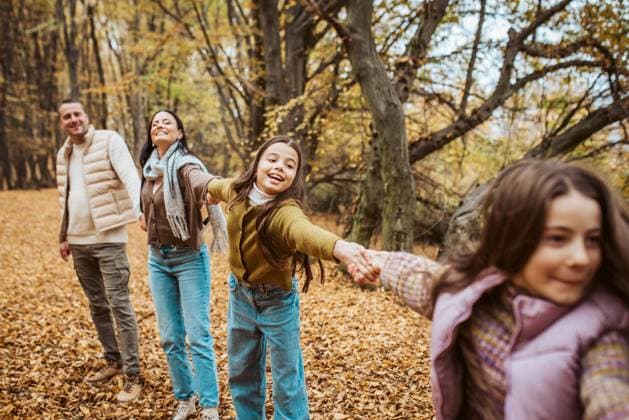 IMAGO Creative, Jahreszeit Herbst auf dem Land Multigenerational family portrait. Parents, grandma and daughters on walk in forest. Multigenerational family portrait. Parents, grandma and daughters on walk in a forest. model released