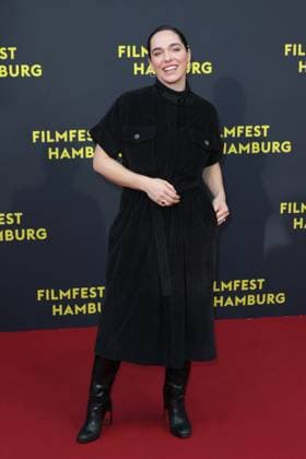 Filmfest Hamburg - Premiere Das Leben der Wünsche Verena Altenberger, Premiere des Films Das Leben der Wünsche auf dem Filmfest Hamburg vor dem Cinemaxx Dammtor, Hamburg, 28.09.2025 Copyright: xEventpressxBecherx