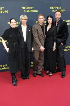 Filmfest Hamburg - Premiere Das Leben der Wünsche Verena Altenberger, Luise Heyer, Matthias Schweighöfer, Ruby O. Fee, Erik Schmitt, Premiere des Films Das Leben der Wünsche auf dem Filmfest Hamburg vor dem Cinemaxx Dammtor, Hamburg, 28.09.2025 Copyright: xEventpressxBecherx