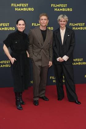 Filmfest Hamburg - Premiere Das Leben der Wünsche Verena Altenberger, Matthias Schweighöfer, Luise Heyer, Premiere des Films Das Leben der Wünsche auf dem Filmfest Hamburg vor dem Cinemaxx Dammtor, Hamburg, 28.09.2025 Copyright: xEventpressxBecherx