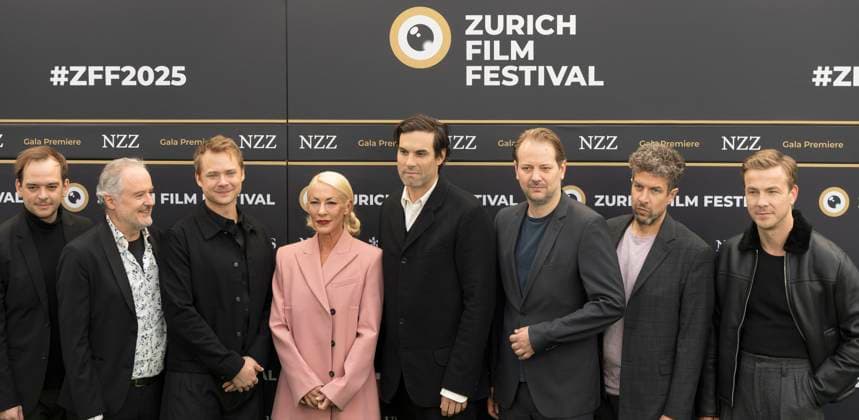 Martin Vischer, Stefan Haupt, Sven Schelker, Anne Walser, Maximilian Simonischek, Philipp Worm, Tobias Walker und Albrecht Schuch bei der Premiere des Kinofilms Stiller auf dem 21. Zurich Film Festival 2025 im Kongresssaal. Zürich, 28.09.2025
