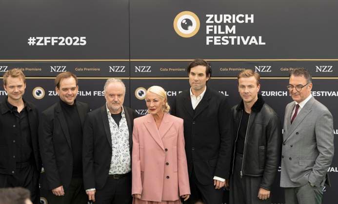 Sven Schelker, Martin Vischer, Stefan Haupt, Anne Walser, Maximilian Simonischek, Albrecht Schuch und Christian Jungen bei der Premiere des Kinofilms Stiller auf dem 21. Zurich Film Festival 2025 im Kongresssaal. Zürich, 28.09.2025
