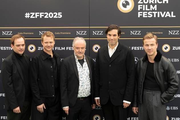 Martin Vischer, Sven Schelker, Stefan Haupt, Maximilian Simonischek und Albrecht Schuch bei der Premiere des Kinofilms Stiller auf dem 21. Zurich Film Festival 2025 im Kongresssaal. Zürich, 28.09.2025