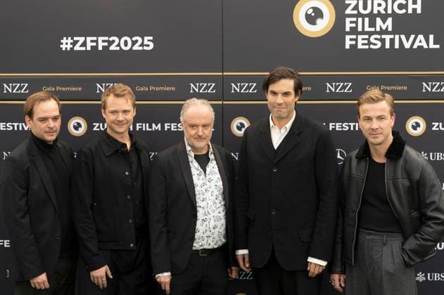 Martin Vischer, Sven Schelker, Stefan Haupt, Maximilian Simonischek und Albrecht Schuch bei der Premiere des Kinofilms Stiller auf dem 21. Zurich Film Festival 2025 im Kongresssaal. Zürich, 28.09.2025
