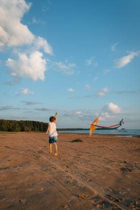 Child running with kite on sandy beach, getting away from it all Primorsk, Leningrad Oblast, Russia CR_KSLI25092570-1832547-01 ,model released, Symbolfoto