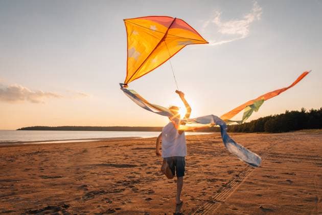 Boy running with kite on beach at golden hour, dynamic ribbons, Primorsk, Leningrad Oblast, Russia CR_KSLI25092570-1832551-01 ,model released, Symbolfoto