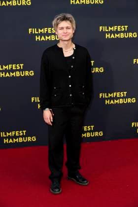 abb Tom Böttcher Boettcher zu Gast auf dem Roten Teppich bei der Kino Film Premiere Das Leben der Wünsche Wuensche auf dem Filmfest Hamburg im Cinemaxx Kino am Dammtor am 28.09.2025 in Hamburg Hamburg Deutschland